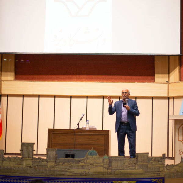 سخنرانی رویداد شروع در دانشگاه یزد